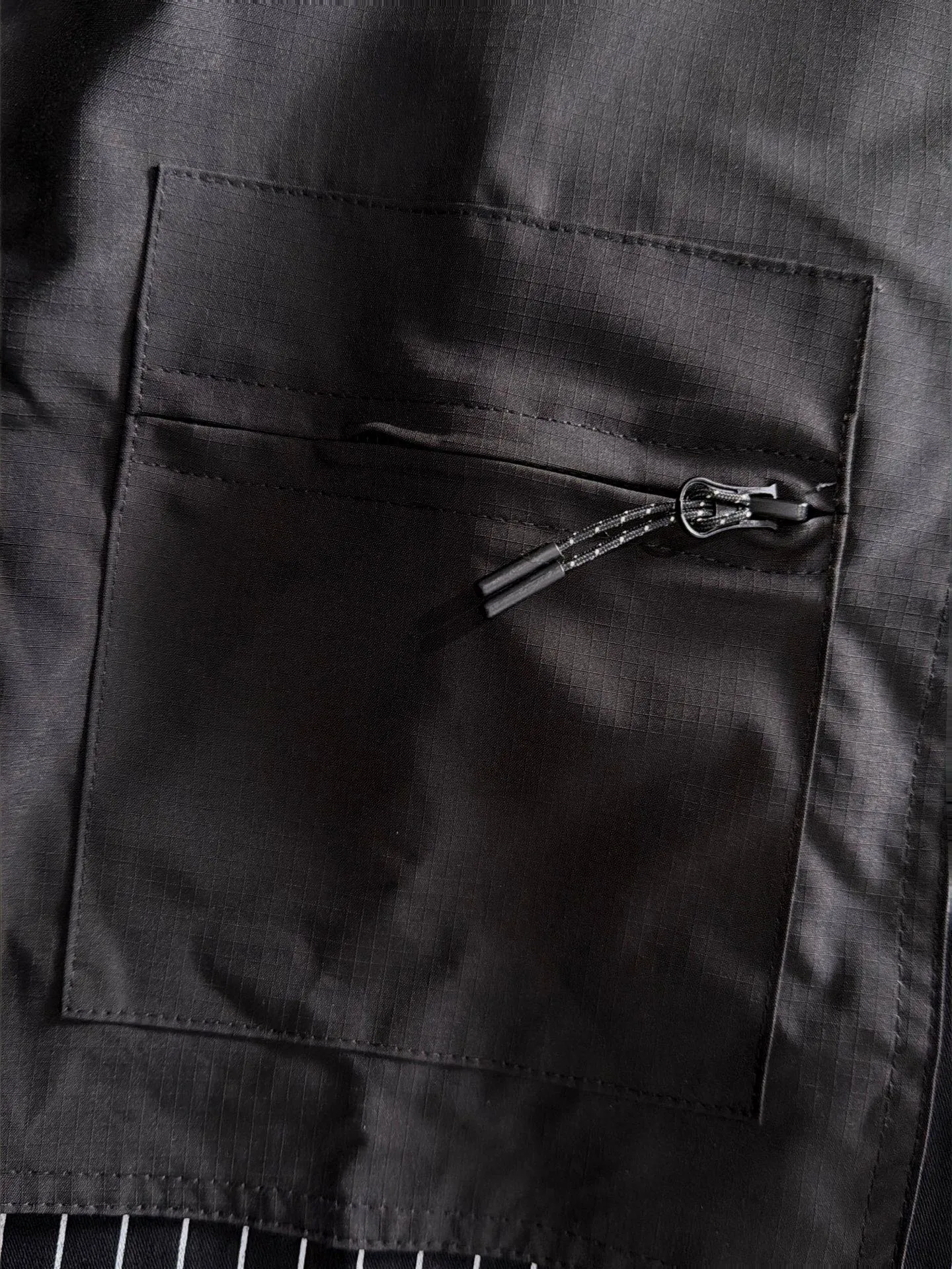 The latest New Arrival shirt in Paris for fall 2026. Complete with three standards, custom-dyed nylon fabric, overall casual and upscale. The fabric texture is relatively thin, very light, and comfortable on the upper body, suitable for early autumn and spring wear. Simple lines, customized hardware zippers, elegant and concise style, lightweight and comfortable to wear, very urban luxury and low-key elegance, with a casual and lazy feeling, the upper body effect is very good, quite wide and stylish, natural drape, simple and elegant! Top luxury Classic The style item is gentle and high-end, quiet but full of power. It perfectly conveys the brand's sense of trend and recognition. The upper body is super cool and stylish, and extremely luxurious. It shows your rank, strength and taste from all aspects! The overall grade is even more obvious. The upper body is comfortable and unconstrained, with a casual and loose effect. Sizes:S-2XL